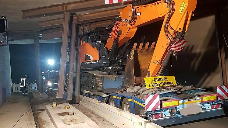 Ein Schwertransport ist in einer Unterf&uuml;hrung stecken geblieben. Die A3 zwischen der Anschlussstelle Schl&uuml;sselfeld und H&ouml;chstadt Nord bleibt mindestens bis Mittwochnachtmittag gesperrt.