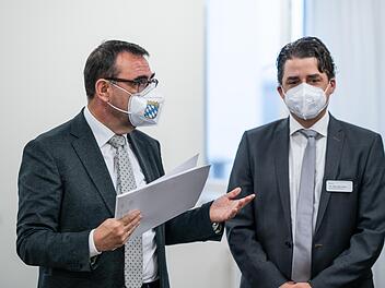 Minister Klaus Holetschek (von links) übergibt die Förderbescheide an Klinikgeschäftsführer Dr. Peter Hermeling.
