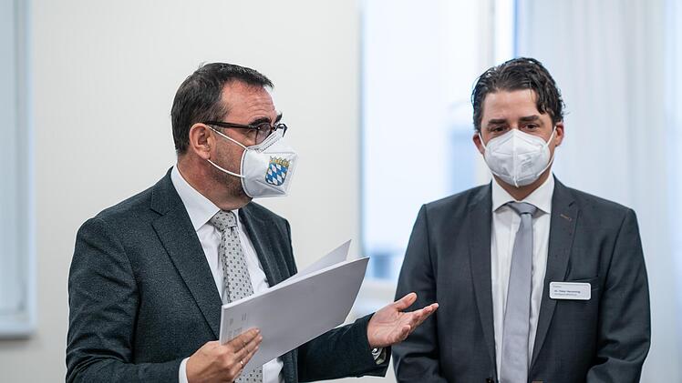 Minister Klaus Holetschek (von links) übergibt die Förderbescheide an Klinikgeschäftsführer Dr. Peter Hermeling.
