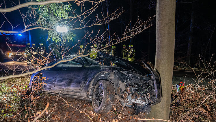 Auto kracht gegen Baum - drei Verletzte im Landkreis Bamberg
