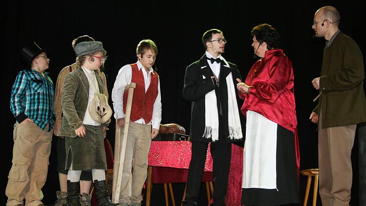 Mrs. Cratchit (Monika Barnickel, 2. v.r.) war recht skeptisch, als Mr. Scrooge (Fabian Altmann, 3. v.r.) Hilfe anbot. Mit im Bild: Mr. Cratchit (Matthias Fiedler) sowie die Kinder Toni Baier, Nataly Baier, Nico Kraus und Josua Fiedler.