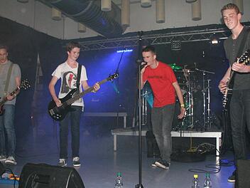 Die Gruppe Crackpot's Kings vom Markgraf-Georg-Friedrich-Gymnasium mit Sänger Jannik Wagner kam bei den Fans im Jugendzentrum gut an. Fotos: Sonja Adam