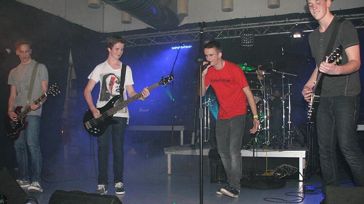 Die Gruppe Crackpot's Kings vom Markgraf-Georg-Friedrich-Gymnasium mit Sänger Jannik Wagner kam bei den Fans im Jugendzentrum gut an. Fotos: Sonja Adam
