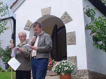 Rudolf Hanna und Bernd Schnappauf vom Pfarrgemeinderat erklären, was es mit der so genannten Stürmerskapelle in der Grünen Au auf sich hat. Fotos: Heike Schülein