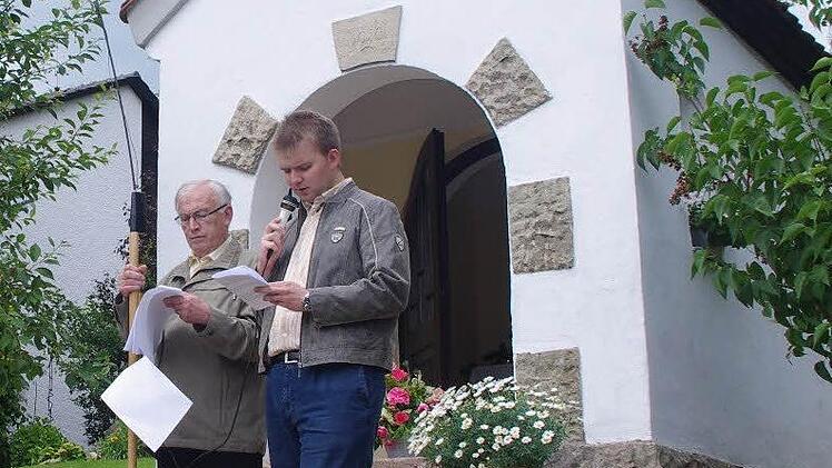Rudolf Hanna und Bernd Schnappauf vom Pfarrgemeinderat erklären, was es mit der so genannten Stürmerskapelle in der Grünen Au auf sich hat. Fotos: Heike Schülein