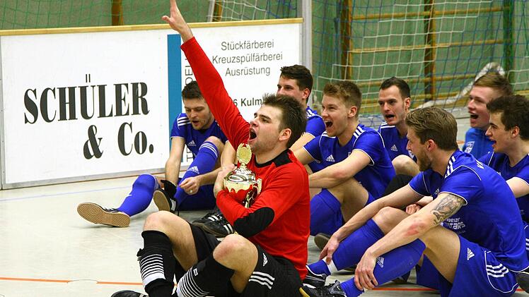 ... und auf dem Spielfeld will Torwart Claudio Dresel den Rundschau-Cup gar nicht mehr hergeben.