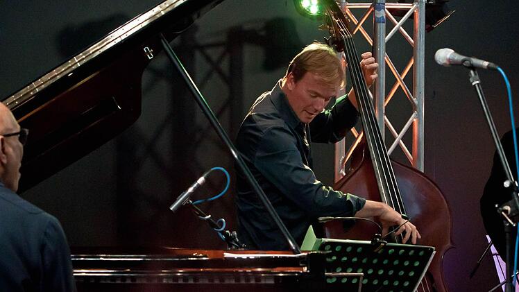 Am Kontrabass: Thomas Bramerie