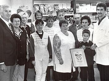 Zum 75-jährigen Jubiläum im Jahr 2000 war die Welt noch in Ordnung (links: Richard, Helga und Silvia Renninger mit Mitarbeitern, rechts: Armin und Conny Renninger mit Fabian), zum 31.1. schließt das Kaufhaus Renninger in Reiterswiesen. Foto: Werner Vogel