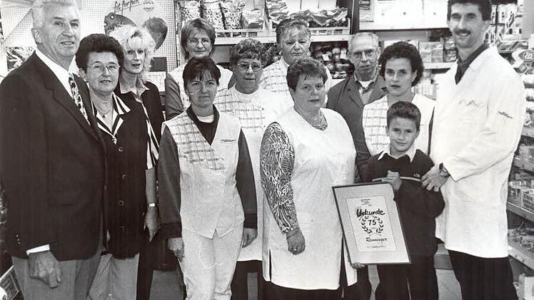 Zum 75-jährigen Jubiläum im Jahr 2000 war die Welt noch in Ordnung (links: Richard, Helga und Silvia Renninger mit Mitarbeitern, rechts: Armin und Conny Renninger mit Fabian), zum 31.1. schließt das Kaufhaus Renninger in Reiterswiesen. Foto: Werner Vogel