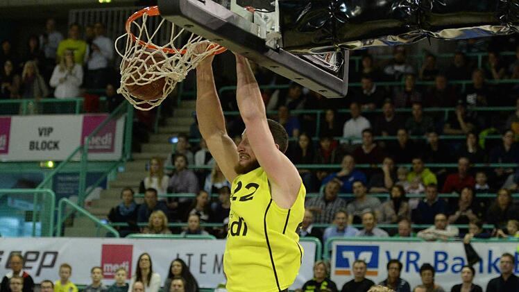 Philipp Heyden beim Dunking. Foto: Peter Mularczyk