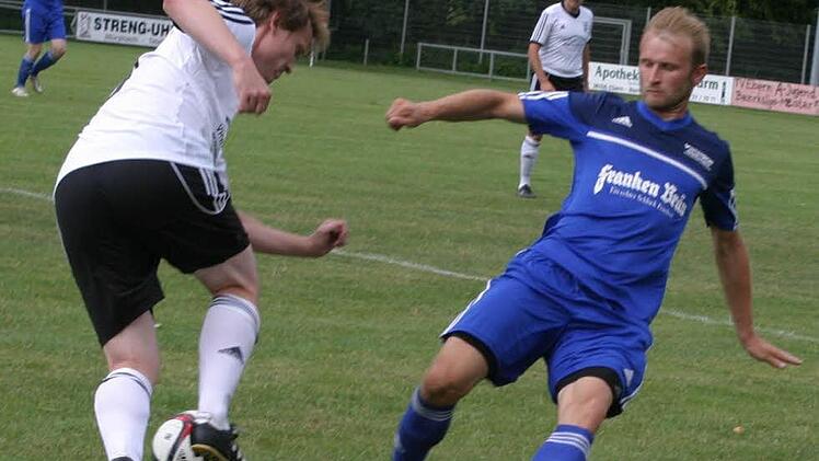 TV-Spielertrainer Hannes Fischer (links) zieht an Gästespieler Wrzyciel vorbei.