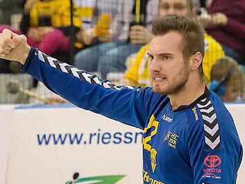 HSC-Keeper Oliver Krechel streckt die Faust zum Triumph. Fotos: Albert Höchstädter