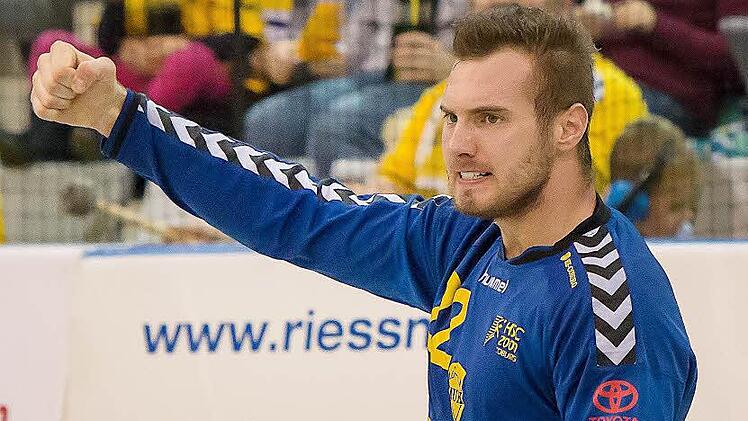 HSC-Keeper Oliver Krechel streckt die Faust zum Triumph. Fotos: Albert Höchstädter