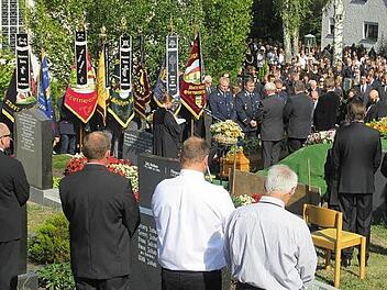 Fahnenabordnungen der Vereine flankierten das Grab auf dem vollen Friedhof. Foto: Paul Frömel