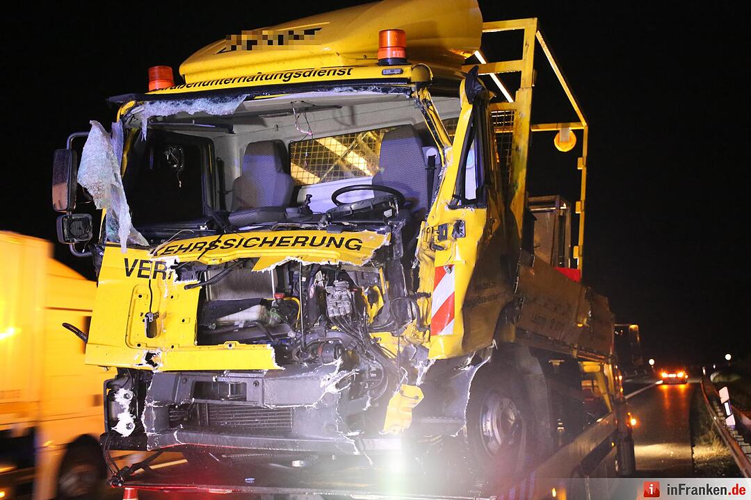 Lkw walzt Nachtbaustelle nieder - Bauarbeiter schwer verletzt - Bild der Verwuestung auf mehr als 300 Metern