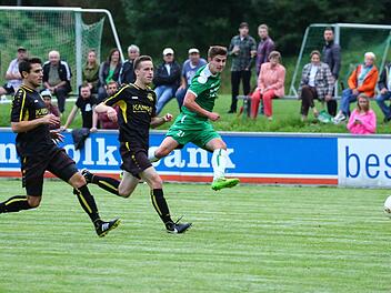 SV Friesen - SpVgg Bayreuth II: Mit zwei Treffern brachte Marc Haaf (grünes Trikot) seine Mannschaft auf die Erfolgsspur. Hier ist er schneller als Laurin Michaelis und lässt auch Gästetorwart Fabio Kormann keine Chance.  Foto: Heinrich Weiß