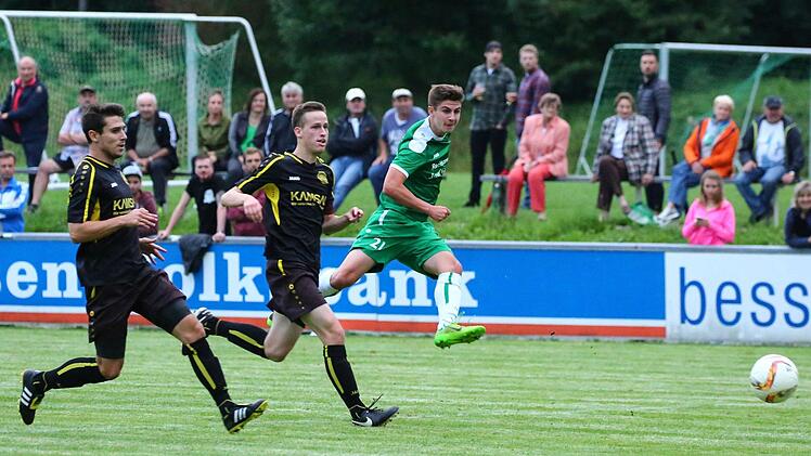 SV Friesen - SpVgg Bayreuth II: Mit zwei Treffern brachte Marc Haaf (grünes Trikot) seine Mannschaft auf die Erfolgsspur. Hier ist er schneller als Laurin Michaelis und lässt auch Gästetorwart Fabio Kormann keine Chance.  Foto: Heinrich Weiß