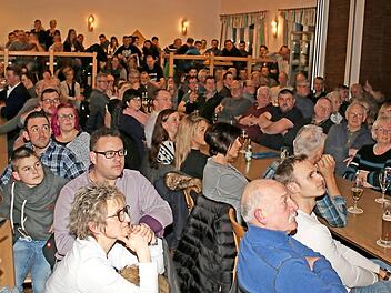 Brechend voll war der Saal im Gasthaus Zur Burg in Schwarzenfels bei der Bürgerversammlung.