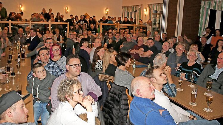 Brechend voll war der Saal im Gasthaus Zur Burg in Schwarzenfels bei der Bürgerversammlung.