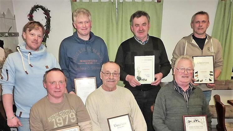 Die erfolgreichen Reitscher Kleintierz&uuml;chter (von links, hintere Reihe): Bj&ouml;rn Schulze (bayerischer Meister), Bernd Roth (Bundessieger), Bernhard F&ouml;rtsch, Arnd Gratzke. Untere Reihe von links: Ralf Schulze, Arthur M&uuml;ller, Horst Roth (deutscher Meister)  Foto: Gerd Fleischmann