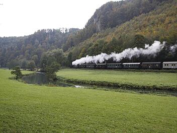 Die Museumsbahn fährt auch auf der Strecke durchs Wiesenttal, die einstmals sogar bis nach Bayreuth hätte führen sollen.