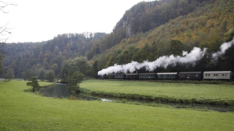 Die Museumsbahn fährt auch auf der Strecke durchs Wiesenttal, die einstmals sogar bis nach Bayreuth hätte führen sollen.