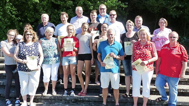 Die erfolgreichsten Teilnehmer der Mannschafts- und Einzelwettbewerbe der Stadtmeisterschaft mit Vorsitzendem Achim Dietz (rechts), der mit Sabine Wolfschmitt die Siegerehrung vornahm.  Foto: Wolfgang Dietz