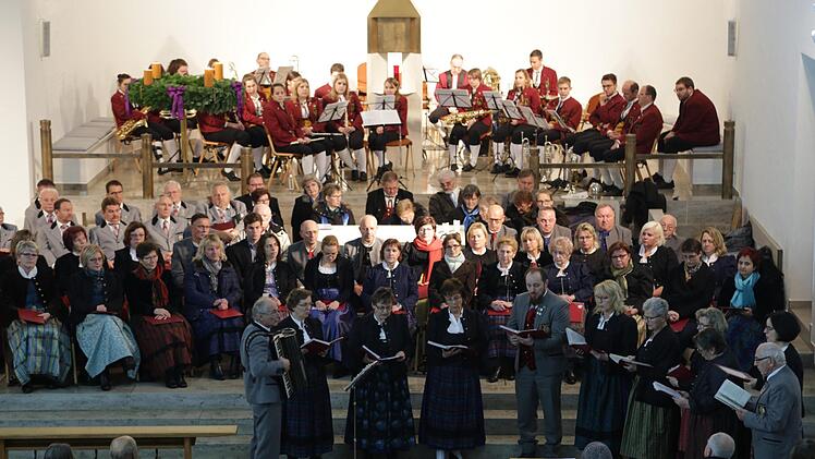 Die Sänger und Jugendbläser Foto: Franz Galster