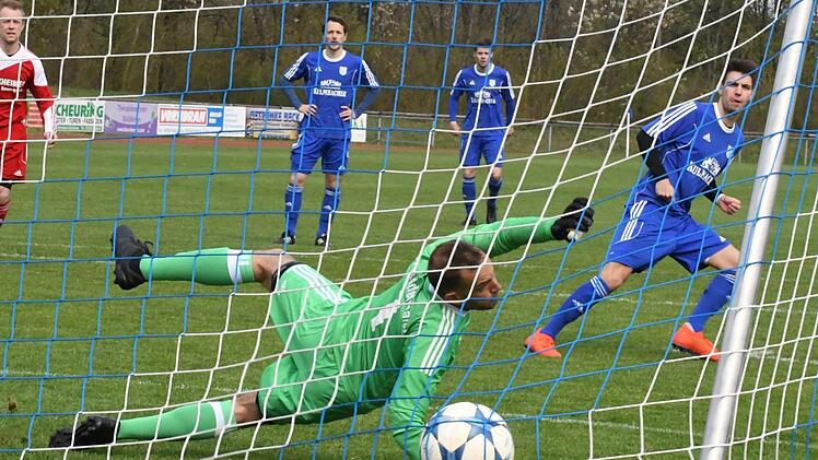 Im Abstiegskampf braucht es starke Nerven. Und die beweist hier Janik Markert vom Bezirksligisten TSV Münnerstadt mit seinem verwandelten Strafstoß gegen den SV Rödelmaier, der schließlich mit 2:1 bezwungen wurde. Hopf