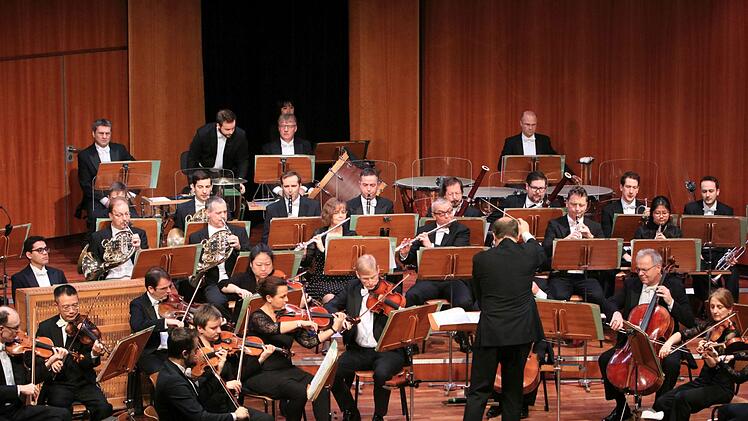 Enthusiastischen Beifall gab es für alle Mitwirkenden beim 33. Coburger Neujahrskonzert. Roland Kluttig dirigierte das Philharmonische Orchester, Solistinnen waren die Geigerin Megumi Ikeda und die Sängerinnen Kora Pavelic und Francesca Paratore. Die Moderation übernahm Intendant Bernhard F. Loges.Foto: Jochen Berger