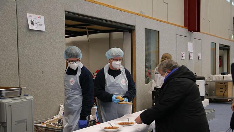 Mit Gulaschsuppe konnten sich die Menschen stärken. Foto: Romy Denk