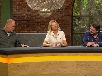 Susanne Steiger konnte nur staunen: Walter Lehnertz (links) und Daniel Meyer &uuml;berboten sich auf das F&uuml;nffache des Sch&auml;tzpreises.