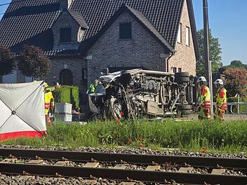 Schulbus in Belgien von Zug erfasst
