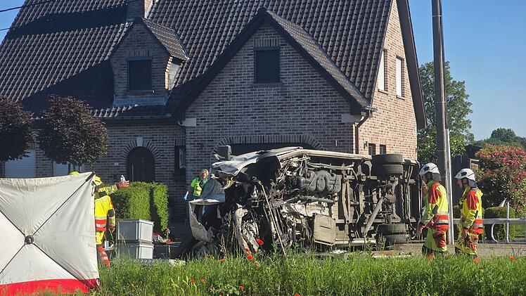 Schulbus in Belgien von Zug erfasst