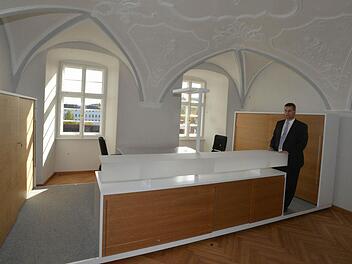 Wie im  Musterbüro werden die  Schreibtische überall auf "Arbeitsinseln" stehen.  Die Schränke sind  Schall schluckende Sonderanfertigungen.Alle  Fotos: Ronald  Rinklef