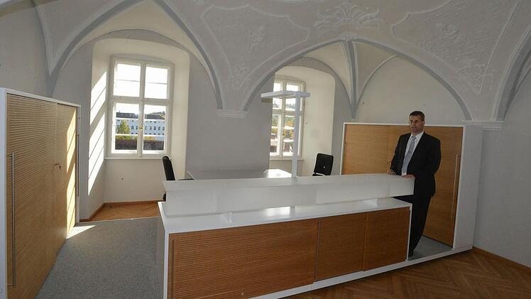 Wie im  Musterbüro werden die  Schreibtische überall auf "Arbeitsinseln" stehen.  Die Schränke sind  Schall schluckende Sonderanfertigungen.Alle  Fotos: Ronald  Rinklef