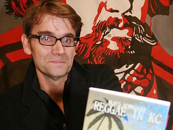 Klaus Schwaiger ist eigentlich Lehrer an der Hauptschule in Neustadt, doch in seiner Freizeit mag er es lieber aufregend und liest Thriller und Krimis. Jetzt hat er auch einen Krimi geschrieben. Foto: Sonja Adam