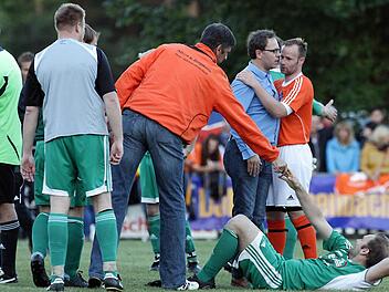 Ein Fußballkrimi ist gerade zu Ende gegangen, die Sportlichkeit nicht auf der Strecke geblieben. Kameradschaftlich gehen Giecher (grüne Trikots) und Stappenbacher (orange) miteinander um; von links die Trainer Manfred Distler (DJK Stappenbach) und Markus Schütz (FV Giech). Fotos: sportpress