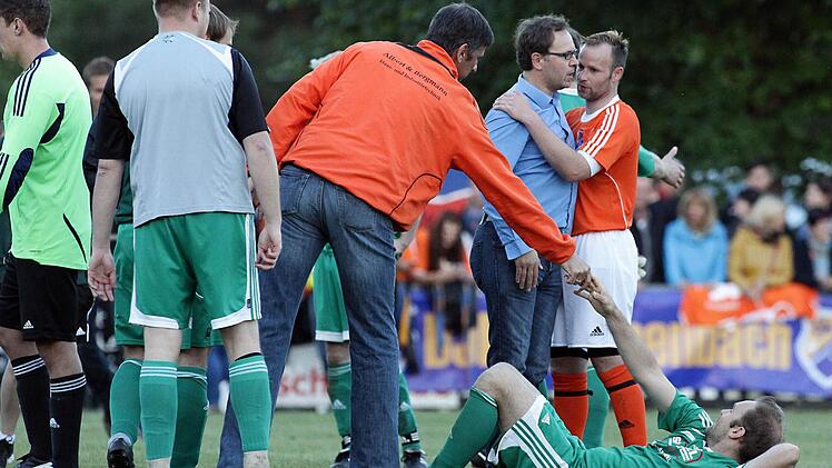Ein Fußballkrimi ist gerade zu Ende gegangen, die Sportlichkeit nicht auf der Strecke geblieben. Kameradschaftlich gehen Giecher (grüne Trikots) und Stappenbacher (orange) miteinander um; von links die Trainer Manfred Distler (DJK Stappenbach) und Markus Schütz (FV Giech). Fotos: sportpress