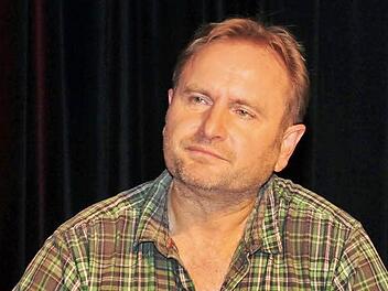 Über den "Haßfurter Würfel", den ihm Petra Lettang vom Kulturamt Haßfurt überreichte, freute sich der frischgebackene Träger des Frankenwürfels, Helmut Vorndran besonders. Fotos: Ulrike Langer
