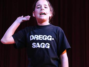 Als "Dreggsagg" schlüpfte die erst elfjährige Hanna Kleinhenz in die Rolle des bekannten Kabarettisten Michl Müller.Foto: Gerd Schaar