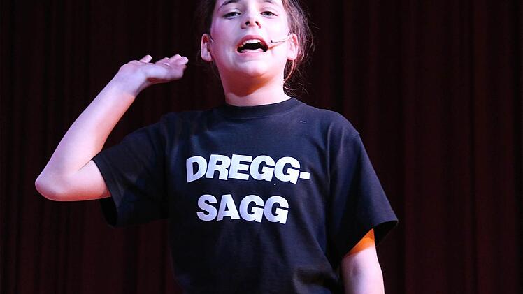 Als "Dreggsagg" schlüpfte die erst elfjährige Hanna Kleinhenz in die Rolle des bekannten Kabarettisten Michl Müller.Foto: Gerd Schaar