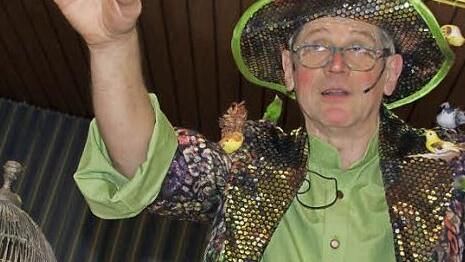 Franz Besold wird als schräger Vogelhändler bei der Prunksitzung des MCC in der Weismainer Stadthalle für Lacher sorgen.