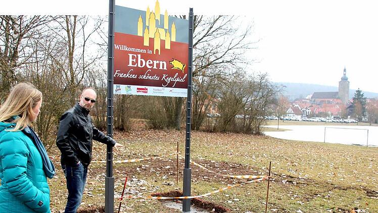Helen Zwinkmann und Jürgen Bergmann begutachten eines der Begrüßungsschilder (an der Verteilerspange). Foto: Ralf Kestel