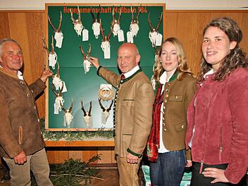 Der Geschäftsführer des Jägervereins Bad Kissingen, Winfried Wetterich, Vorsitzender Helmut Fischer, die stellvertretende Vorsitzende Melanie Polland sowie die Wildtier-Lebensraumberaterin Anne Wischemann bei der Trophäenschau. Foto: Dieter Britz