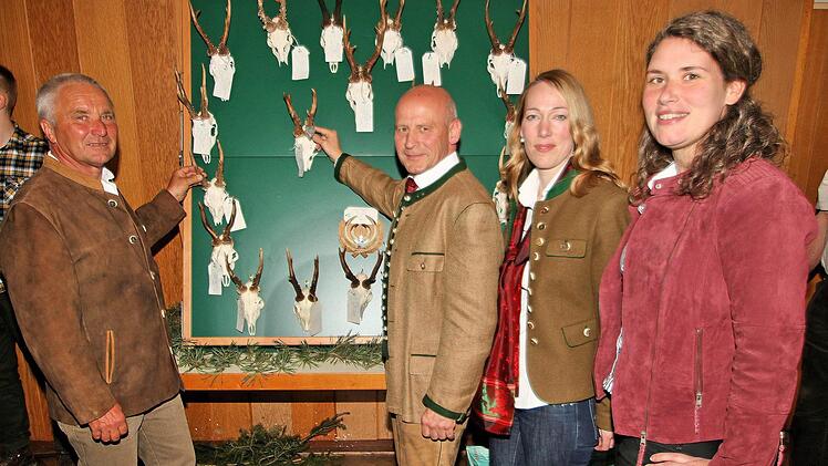 Der Geschäftsführer des Jägervereins Bad Kissingen, Winfried Wetterich, Vorsitzender Helmut Fischer, die stellvertretende Vorsitzende Melanie Polland sowie die Wildtier-Lebensraumberaterin Anne Wischemann bei der Trophäenschau. Foto: Dieter Britz