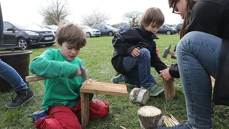 Du nagelst zwei Bretter zu einem Dach zusammen. Foto: Barbara Herbst