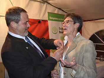 Ortsobmann Michael Bienlein verlieh Kreisbäuerin Marion Warmuth die "Silberne Ähre". Foto: Andreas Welz
