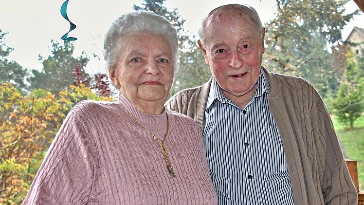 "Wir haben unser Leben 60 Jahre gemeinsam gemeistert und sind damit gut gefahren", sagten Eugenia und Alois J&auml;ger aus Vorbach am Tag ihrer diamantenen Hochzeit. Foto: Helmut Will