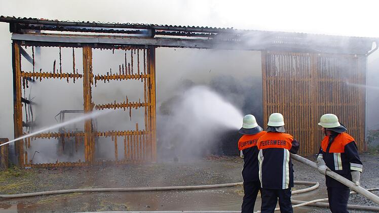 Die Feuerwehren beim Löschen des Scheunenbrandes. Foto: Marco Meißner